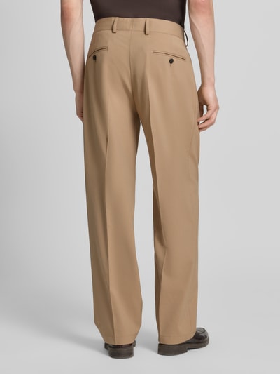 Männermodel trägt Loose Fit Anzughose mit Baumwoll-Anteil Modell 'JAROD2' von Strellson in Beige mit Twill-Struktur, Ganzkörperansicht Rückansicht.