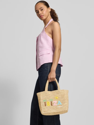 Kobiece modelka nosi torbę shopper z bawełny MC2 Saint Barth, model 'RAFFIA' w imitacji łyka, wyhaftowany napis, szerokość w rozmiarze 1: 36 cm, długość 24 cm, głębokość 13 cm, pasek na ramię 34 cm, główna przegroda z zamkiem błyskawicznym, regulowany pasek na ramię, uchwyty; widok całej sylwetki z przodu.