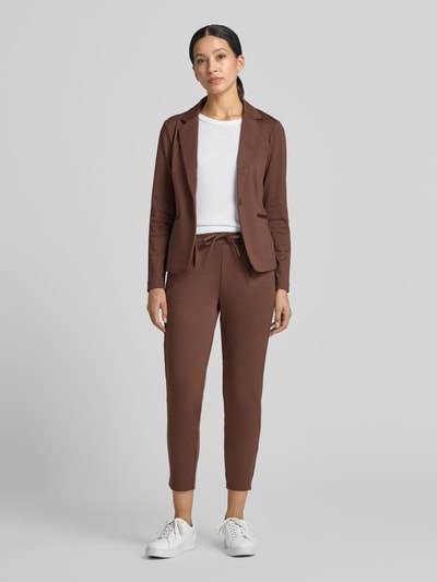 Frauenmodel trägt Blazer mit Viskose-Anteil Modell 'Kate' von ICHI in Braun, tailliert, Reverskragen, Paspeltaschen, Ganzkörperansicht von vorne. Elastischer Material-Mix, Rückenlänge 59 cm, Brustweite 45 cm, Ärmellänge 55 cm.