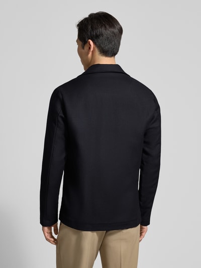Mężczyznamodel prezentuje Regular Fit Hemdjacke aus Schurwolle mit Reverskragen von Profuomo, czysta żywa wełna, krój regular fit, kołnierz z połami, listwa guzikowa, nakładane kieszenie, długość tyłu w rozmiarze M: 74 cm, widok całej sylwetki z tyłu