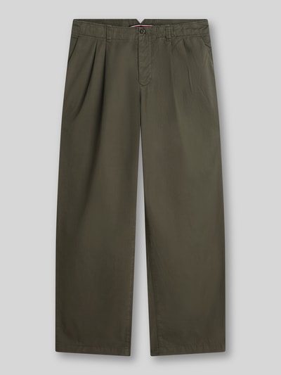 Produktfoto, Loose Fit Hose mit Bundfalten von Tommy Hilfiger in Optik: Unifarben, Passform: Loose-Fit, reine Baumwolle, Bundfalte, geknöpfter Hosenschlitz, seitliche Eingrifftaschen vorne, Pattentasche hinten, glatte Textur, olivgrüne Farbe.