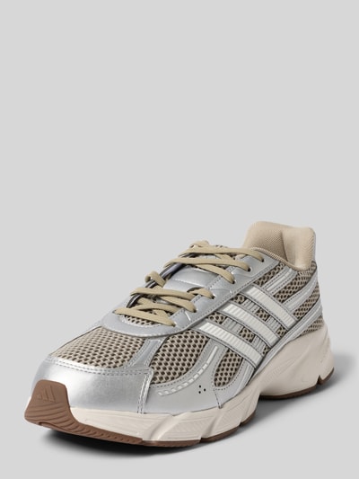 Produktfoto, Sneaker mit Schnürverschluss von adidas Sportswear in silber und beige, Material-Mix, strukturierte Sohle, Label-Detail sichtbar.