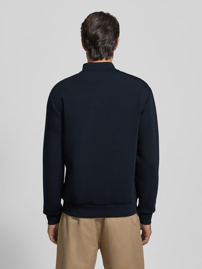 Männermodel trägt Sweatjacke mit Reißverschluss von EA7 Emporio Armani in Dunkelblau, Regular-Fit, Rückenlänge 70 cm, Ganzkörperansicht Rückansicht.