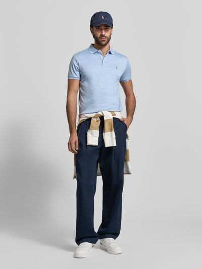 Männermodel trägt Regular Fit Poloshirt aus reiner Baumwolle von Polo Ralph Lauren in Optik: Unifarben mit Logo-Stitching, Ganzkörperansicht von vorne.