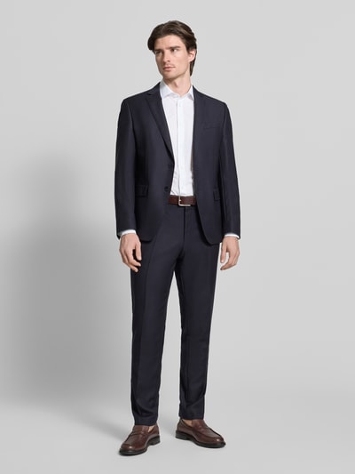 Mannelijk model draagt Slim Fit Business-Hemd met knoopsluiting van CRUNA, wit, haai kraag, stretch, full body vooraanzicht.