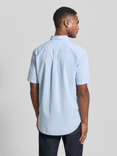 Männermodel trägt Regular Fit Freizeithemd aus reiner Baumwolle von Tommy Hilfiger, Optik:Unifarben, strukturierte Crinkle-Oberfläche, Ganzkörperansicht Rückansicht.