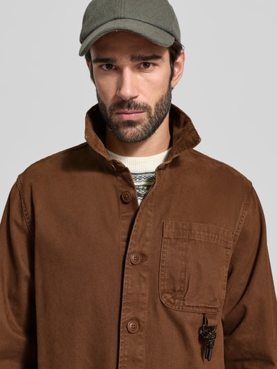 Männermodel trägt Relaxed Fit Hemdjacke aus reiner Baumwolle von Barbour in Braun, Optik: Unifarben, Nahaufnahme Oberkörper.