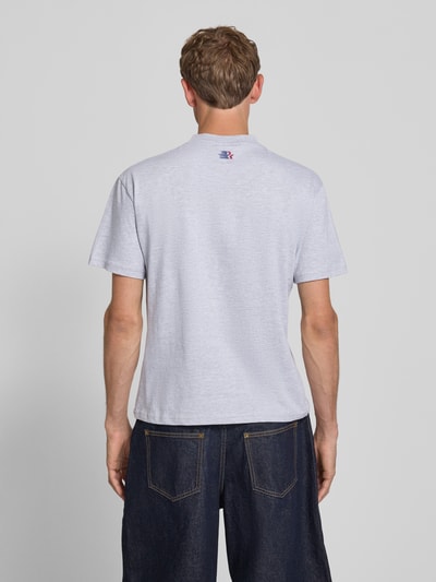 Männermodel trägt T-Shirt mit Label-Print und Rundhalsausschnitt von PROHIBITED aus Reine Baumwolle, Slim-Fit, Rückenlänge 67 cm, Ganzkörperansicht Rückansicht.