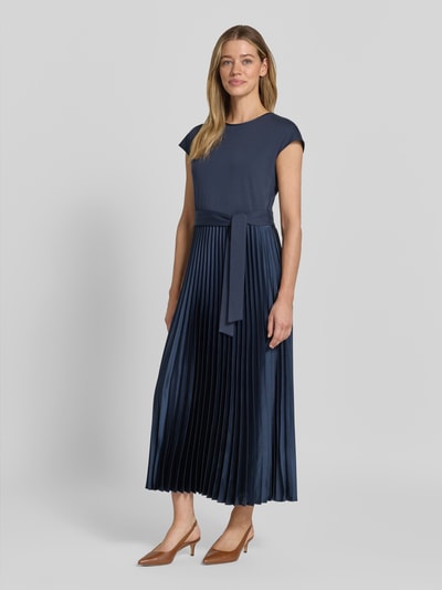 Frauenmodel trägt Regular Fit Freizeitkleid mit Plissee-Rock Modell 'GELA' von Weekend Max Mara, Dunkelblau, Ganzkörperansicht von vorne.