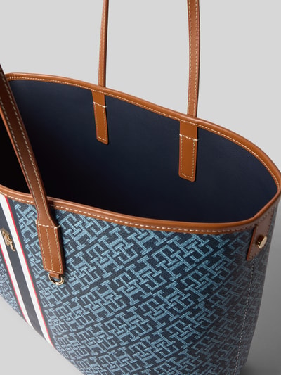 Produktfoto, Shopper in Leder-Optik von Tommy Hilfiger mit Allover-Muster, Label-Applikation aus Metall, geteiltes Hauptfach, Tragehenkel, ohne Verschluss
