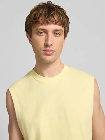 Männermodel trägt T-Shirt mit Stitching von Jack & Jones in Hellgelb, Reine Baumwolle, Relaxed-Fit, Rundhalsausschnitt, Nahaufnahme Oberkörper.