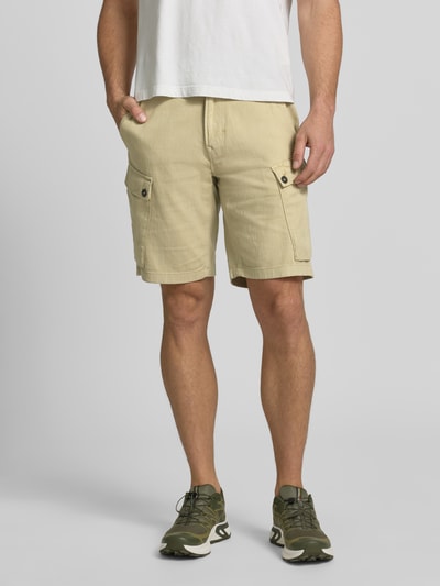 Männermodel trägt Shorts mit Cargotaschen und Tunnelzug von PME Legend aus Reine Baumwolle im Regular-Fit, sandfarben, Ganzkörperansicht von vorne.