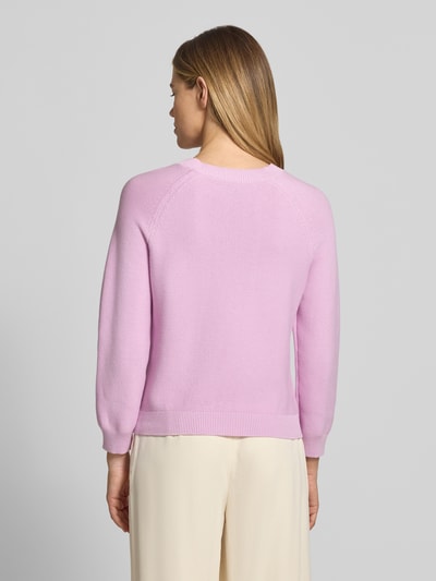 Frauenmodel trägt Boxy Fit Strickpullover aus reiner Baumwolle Modell 'FOVILA' von BOSS in Optik: Unifarben, Ganzkörperansicht Rückansicht.