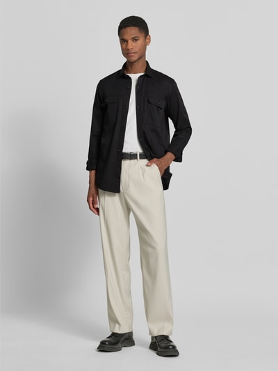 Männermodel trägt Regular Fit Overshirt aus Baumwoll-Lyocell-Mix Modell 'H-ROB-SP-2P-263' von BOSS, Optik: Unifarben, Ganzkörperansicht von vorne.