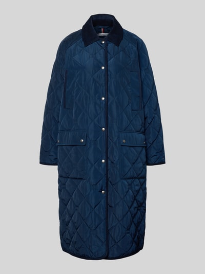 Produktfoto, Regular Fit Steppmantel mit Logo-Details van Tommy Hilfiger in effen donkerblauw, opgestikte zakken, lange mouwen, doorgestikt oppervlak.