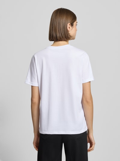 Frauenmodel trägt Regular Fit T-Shirt aus reiner Baumwolle Modell 'RIA' von Pieces, Optik: Unifarben, Feinripp-Textur, Ganzkörperansicht Rückansicht.