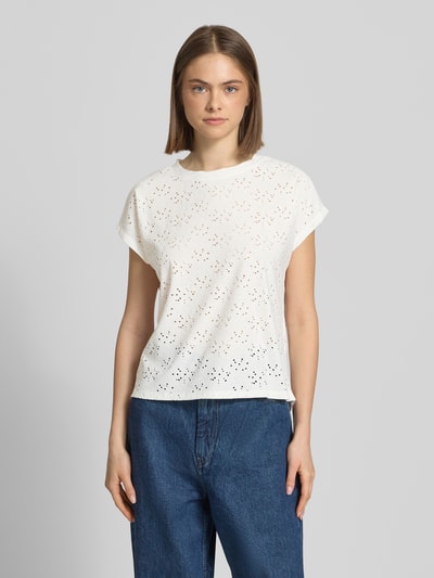 Vrouwenmodel draagt Relaxed Fit T-shirt met etskanteffect model 'SMILLA' van Only, dames, ronde hals, korte mouw, wit met opengewerkt patroon, voorkant, bovenlichaam.