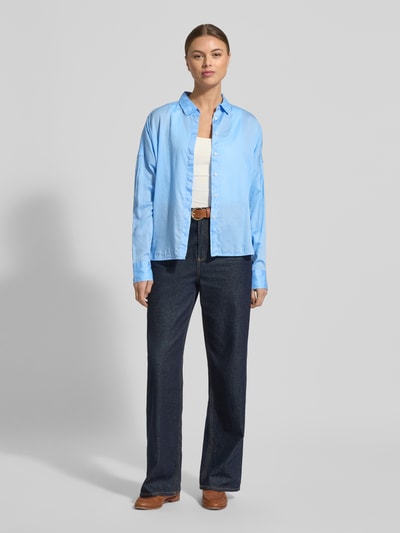 Modelka nosi Regular Fit Bluzka z zakrytą listwą guzikową Model 'SANDY' od 0039 Italy, czysta bawełna, kołnierzyk koszulowy, widok całej sylwetki z przodu.