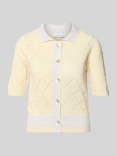 Produktfoto, Regular Fit Cardigan in Strick-Optik von Rich & Royal in zartem Gelb, Material-Mix mit Baumwoll-Anteil, Umlegekragen, Halbarm, durchgängige Knopfleiste, semitransparentes Design, Rückenlänge 51 cm, Ärmellänge 24 cm.