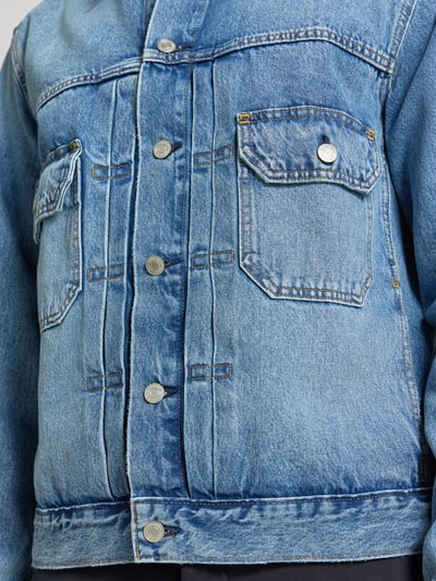 Männermodel trägt Regular Fit Jeansjacke mit Umlegekragen Modell 'MENDOCINO' von GAP, Reine Baumwolle, Knopfleiste, Brusttaschen, Nahaufnahme Oberkörper.