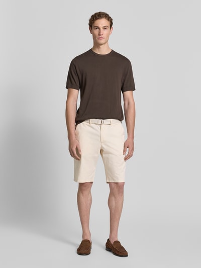 Männermodel trägt Bermudas aus Light Baumwolle mit Gürtel von Christian Berg Men in Regular-Fit mit Eingrifftaschen, Ganzkörperansicht von vorne.