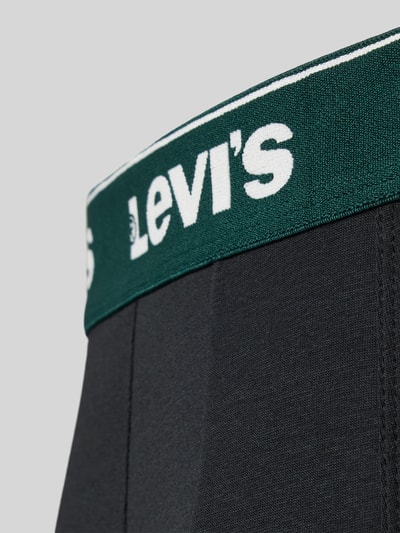Produktfoto, schwarzer Pant & Trunk aus Baumwoll-Mix im 3er-Pack von Levi's®, glatter Stoff, grüner Bund mit weißem Logo, Herrenwäsche.