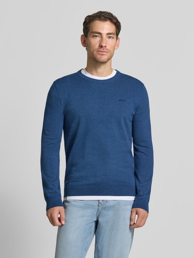Männermodel trägt Regular Fit Pillover aus reiner Baumwolle von s.Oliver RED LABEL in Blau, dezente Struktur, Ganzkörperansicht von vorne