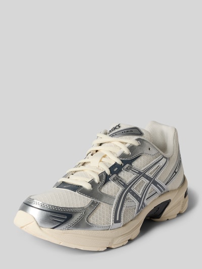 Produktfoto, Sneaker mit Logo-Detail von ASICS TIGER in Beige und Silber, leicht profilierte Sohle, abgerundete Passform, Schnürverschluss, Absatzhöhe 4 cm, Schafthöhe und -weite 7 cm, Mesh- und Ledertextur.
