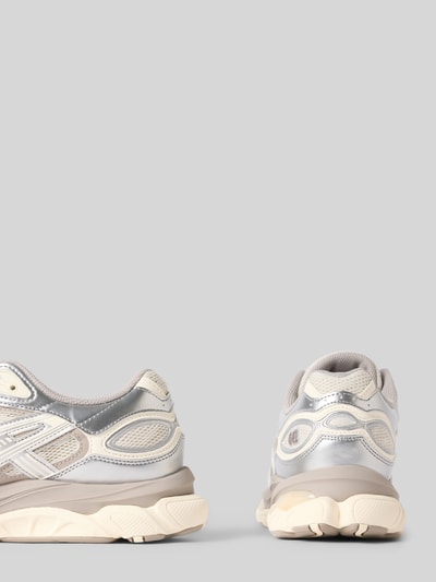 Produktfoto, Sneaker mit Schnürung Modell 'GEL-NYC 2.0' von ASICS in Beige und Silber, abgerundete Spitze, Label-Details, strukturierte Laufsohle, Absatzhöhe 4 cm, Schafthöhe 7 cm, Schaftweite 9 cm, texturierte Oberfläche