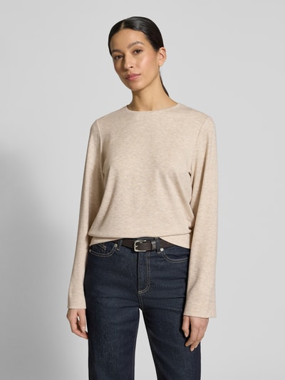 Frauenmodel trägt Relaxed Fit Pullover mit Viskose-Anteil Modell 'Samike' von Opus in Beige, elastischer Material-Mix, Rundhalsausschnitt, elastischer Bund, Damen Pullover, Ganzkörperansicht von vorne.