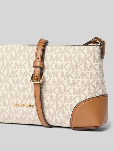 Produktfoto, Handtasche mit Allover-Logo-Print Modell 'Murphy' von MICHAEL Michael Kors, beżowo-brązowe odcienie, złote logo, faktura skóry, główna komora na zamek, smukły pasek na ramię, Szerokość w rozmiarze 1: 25 cm, długość: 15 cm, głębokość: 5 cm, długość paska: 112 cm