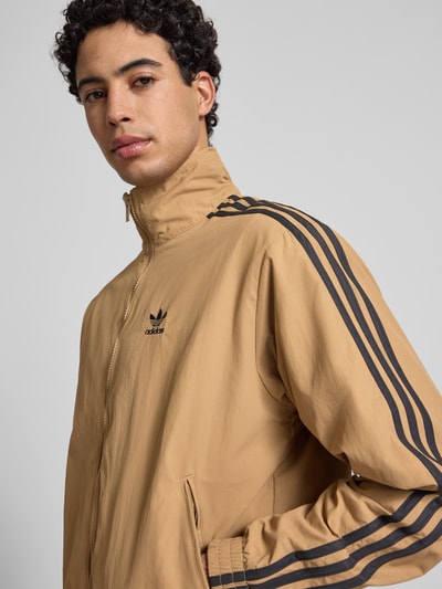 adidas Originals Kurtka treningowa o kroju regular fit z wyhaftowanym logo model ‘Classic’ Beżowy 3