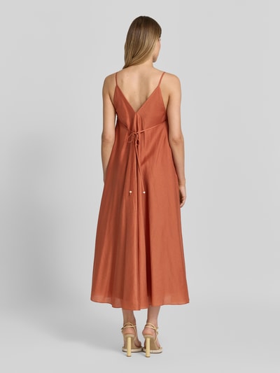 Vrouwenmodel draagt cocktailjurk met V-hals en spaghettibandjes van Jake*s Cocktail, lyocellmix met linnen, A-lijn, midi-jurk, parels, ruglengte maat 36: 106 cm, borstwijdte maat 36: 44 cm. Volledige lichaamsopname achteraan.