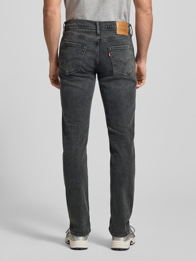 Männermodel trägt Jeans mit 5-Pocket-Design von Levi's®, dunkelgrau, Baumwoll-Elasthan-Mix, Slim Fit, Ganzkörperansicht Rückansicht.