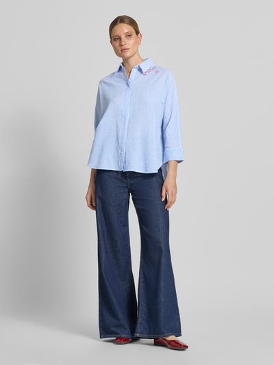 Frauenmodel trägt Relaxed Fit Bluse mit Stitchings und 3/4-Arm von Oui, aus reiner Baumwolle, Hemdblusenkragen, Ganzkörperansicht von vorne.