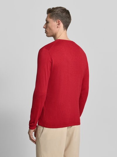 Männermodel trägt Strickpullover mit Rundhalsausschnitt von Christian Berg Men, reine Baumwolle, Regular Fit, rot, Ganzkörperansicht Rückansicht
