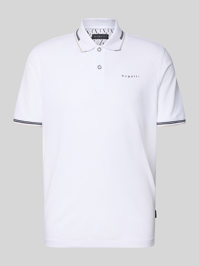 Produktfoto, weißes Regular Fit Poloshirt mit Logo von bugatti, Baumwoll-Mix mit Stretch, Knopfleiste, kurze Ärmel, schlichte Optik