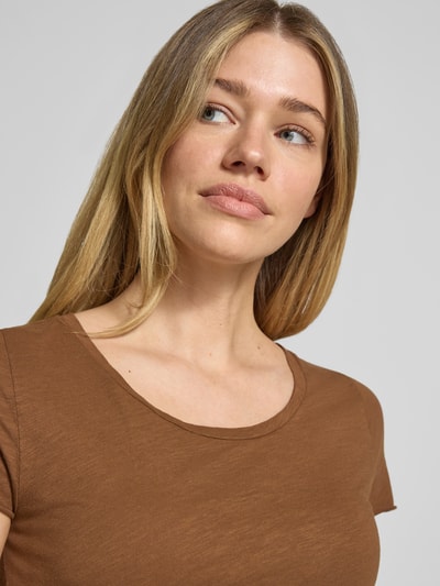 Vrouwenmodel draagt T-shirt met ronde hals en rolzoom van Rich & Royal, puur katoen, straight fit, ruglengte maat S 63 cm, close-up bovenlichaam