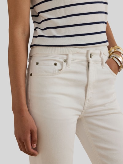 Frauenmodel trägt Straight Fit Jeans aus Baumwoll-Mix von Lauren Ralph Lauren in weißer Denim-Optik mit 5-Pocket-Design, Nahaufnahme Oberkörper.