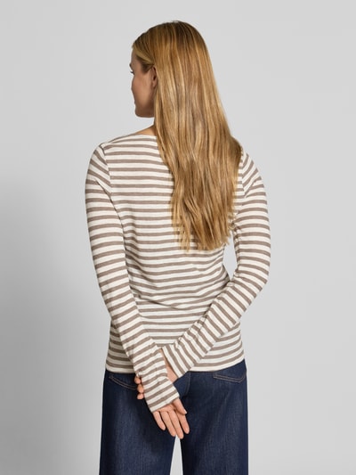 Frauenmodel trägt Regular Fit Langarmshirt aus reiner Baumwolle von Marc O'Polo, braun-weiß gestreift, strukturierte Oberfläche, Ganzkörperansicht Rückansicht, Damen Langarmshirt von Marc O'Polo.