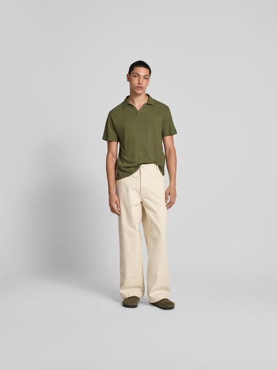 Officine Générale Poloshirt mit V-Ausschnitt Oliv 1