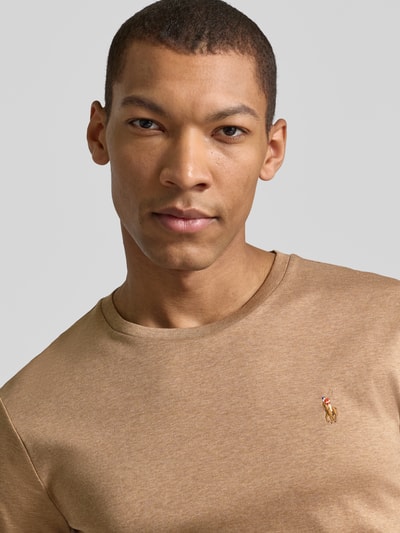 Männermodel trägt Regular Fit T-Shirt aus reiner Baumwolle von Polo Ralph Lauren in Optik: Unifarben mit Logo-Stitching, Nahaufnahme Oberkörper.