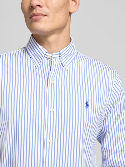 Männermodel draagt Custom Fit Vrijetijdsoverhemd met button-downkraag van Polo Ralph Lauren, puur katoen, labelstitching, knoopsluiting, Nahaufnahme Oberkörper.