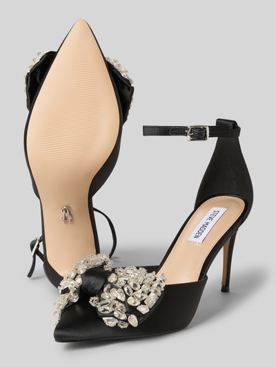 Produktfoto, Pumps mit Zierschleife Modell 'Lumma' von Steve Madden in Schwarz mit Ziersteinbesatz, spitze Passform, hoher Absatz, glänzende Textur.