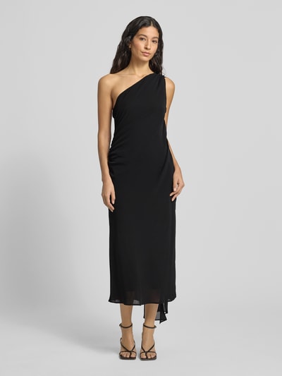Frauenmodel trägt schwarzes, tailliertes Midikleid mit Neckholder und One-Shoulder-Träger, Modell 'EVA' von Mango, Ganzkörperansicht von vorne.