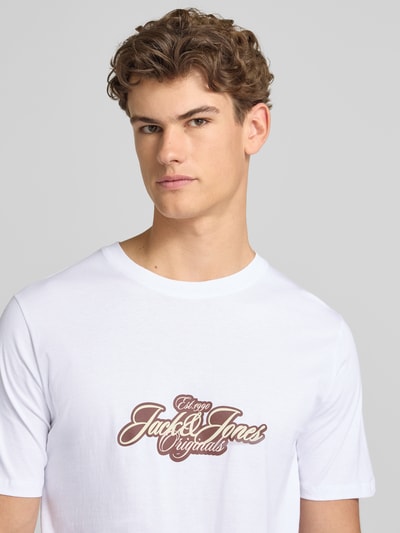 Männermodel trägt T-Shirt mit Label-Print Modell 'CASSIS' von Jack & Jones aus Reine Baumwolle, Regular-Fit, Weiß, Nahaufnahme Oberkörper.