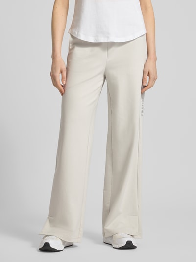 Frauenmodel trägt Hose mit elastischem Bund Modell 'ANNY' von FIRE + ICE, Baumwoll-Mix mit Stretch-Anteil, Wide-Leg-Pants, Ganzkörperansicht von vorne.