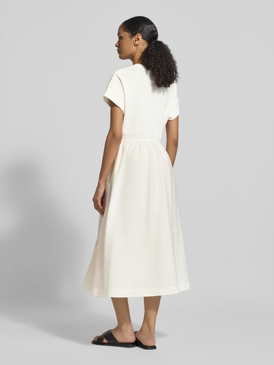 Frauenmodel trägt Ausgestelltes Freizeitkleid aus Material-Mix Modell 'CODY' von Tommy Hilfiger, Optik: Unifarben, Midi-Länge, Baumwoll-Mix, Ganzkörperansicht Rückansicht.