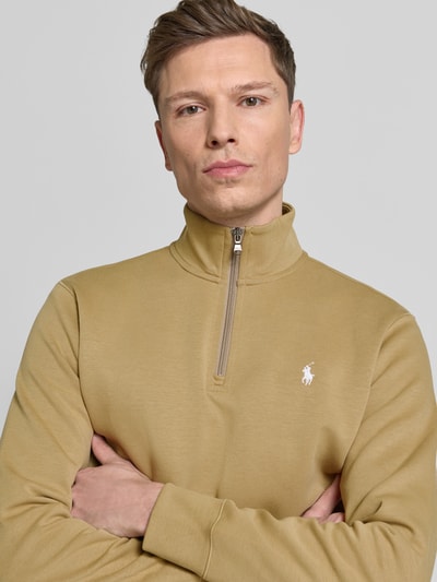 Mężczyznamodel nosi Regular Fit Sweatshirt aus Baumwoll-Mix von Polo Ralph Lauren, efekt: jednolity kolor, krój regular fit, wyhaftowane logo, kołnierz zapinany, długi rękaw, mieszanka bawełny, zbliżenie na górną część ciała