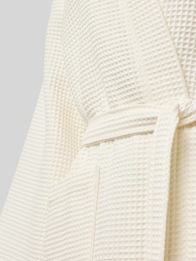 Produktfoto, Bademantel aus reiner Baumwolle von Christian Berg Woman in Creme mit Strukturmuster, Gürtel und aufgesetzter Tasche, Detailansicht